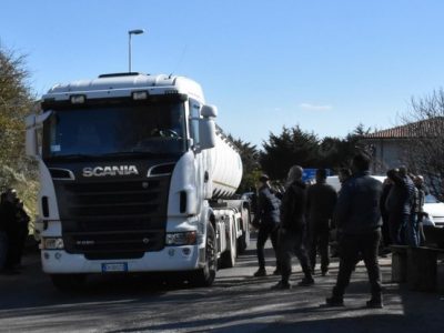 Assalto a un’autocisterna nel Nuorese. Versato in strada il latte