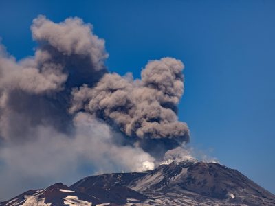 Spazio aereo chiuso su Catania per l’eruzione dell’Etna