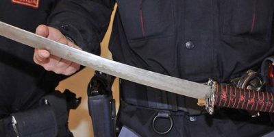 Alla sfilata di carnevale con una spada katana ...