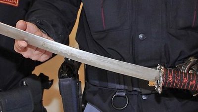 Alla sfilata di carnevale con una spada katana vera. Denunciata la mamma del ragazzino