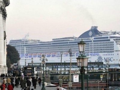 Le grandi navi da crociera non transiteranno più nella laguna