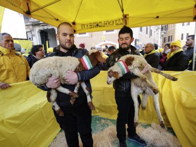 Latte, la protesta continua a oltranza
