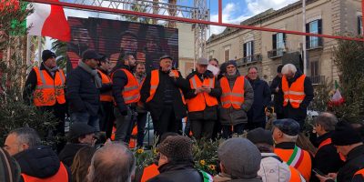 I gilet arancioni protestano in piazza a Roma