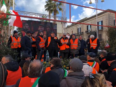 I gilet arancioni protestano in piazza a Roma