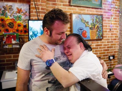 “Mi dispiace, suo figlio è autistico”, il libro che tratta sull’autismo in mani...