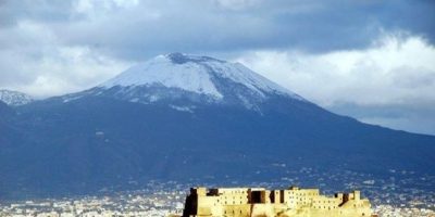 Arriva la neve sul Vesuvio e le temperature son...