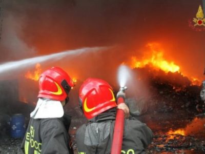 Fiamme nel multisala a Campi Bisenzio. Evacuate 1200 persone