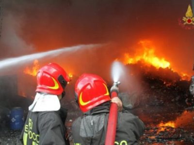 Incendi in Italia, in un mese quasi 33mila interventi dei Vigili del Fuoco