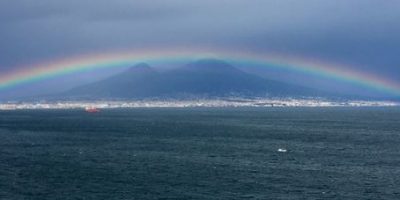 Un grande arcobaleno ha abbracciato il Vesuvio