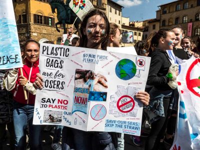 Gli studenti di Firenze manifestano contro la plastica monouso
