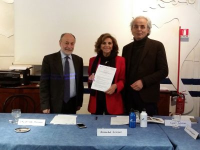 Università green con borracce al posto di bottiglie in plastica