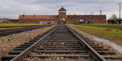 Il museo di Auschwitz dice basta alle foto R...