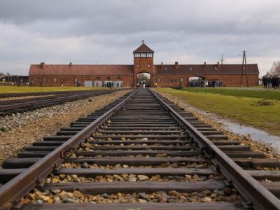 Il museo di Auschwitz dice basta alle foto “irrispettose”