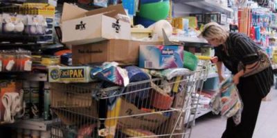 Gli italiani spendono meno del 2007, l’an...