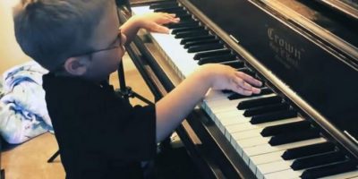 Ha sei anni, è cieco e suona il piano come Moza...