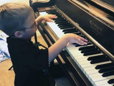 Ha sei anni, è cieco e suona il piano come Mozart: il video