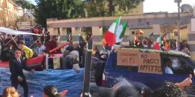 A Formello sfila un carro anti-migranti: scoppi...