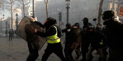 Parigi, altri scontri violenti   e saccheggi de...