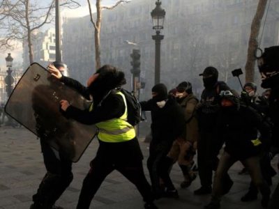 Parigi, altri scontri violenti   e saccheggi dei Gilet gialli