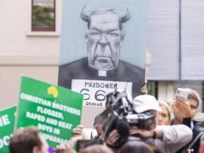 Abusi sessuali, il cardinale Pellè condannato a 6 anni