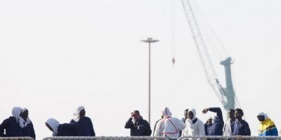 Mercantile dirottato da migranti, Malta prende ...