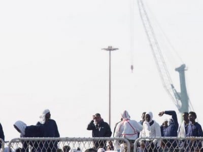 Mercantile dirottato da migranti, Malta prende il controllo