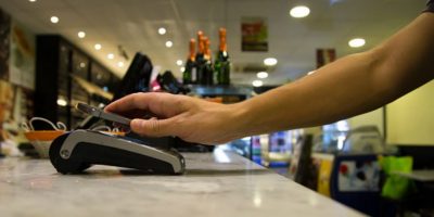 Ormai un milione di italiani nei negozi paga co...