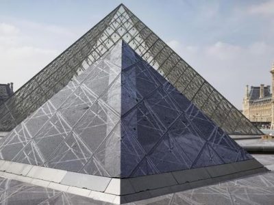 Piramide del Louvre, misteri e sorprese per il trentennale