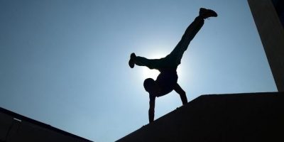 Rimangono gravi le condizioni del ragazzo cadut...