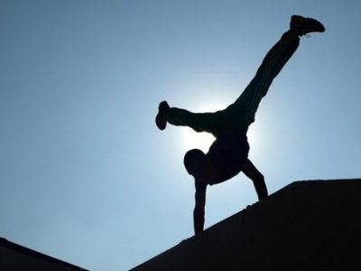 Rimangono gravi le condizioni del ragazzo caduto dal tetto nel Comasco