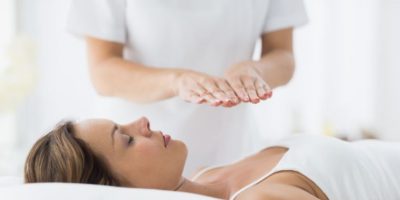 Reiki, pratica terapeutica alternativa che piac...