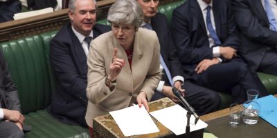 Brexit, May si aggrappa all’idea di un qu...