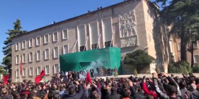 Tirana: manifestanti tentano di irrompere in Pa...