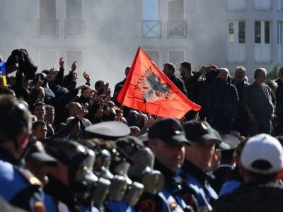 Albania: tensioni e polizia a presidio della Presidenza del Consiglio