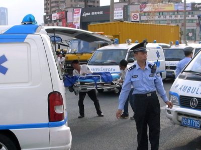 Auto sulla folla a Zaoyang, sei i morti. Abbattuto l’autista