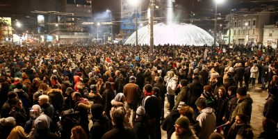 Tensioni a Belgrado, manifestanti sotto l’...