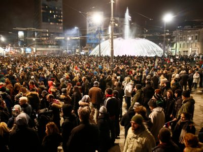 Tensioni a Belgrado, manifestanti sotto l’edificio della Presidenza