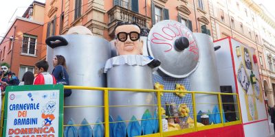 Bimbo di due anni cade da un carro allegorico: ...