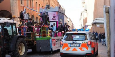 Bimbo morì cadendo dal carro a carnevale: tre i...