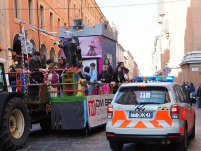 Bimbo morì cadendo dal carro a carnevale: tre indagati