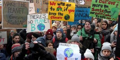 Migliaia a Berlino a sfilare contro i cambiamen...