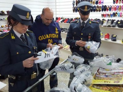 Napoli: un lavoro a chi è condannato per contraffazione