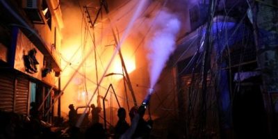 Brucia edificio a Dacca si temono diverse vittime