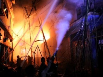 Brucia edificio a Dacca si temono diverse vittime