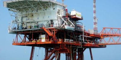 Cede gru su una piattaforma Eni: un disperso e ...