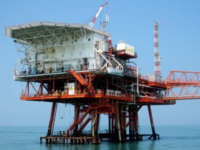 Cede gru su una piattaforma Eni: un disperso e due feriti