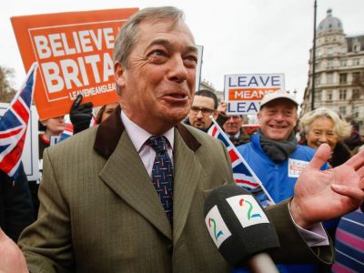 Nigel Farange guida oggi la marcia dei sostenitori Brexit