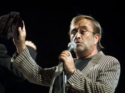 Spettacolo a Bologna questa sera cantando Lucio Dalla
