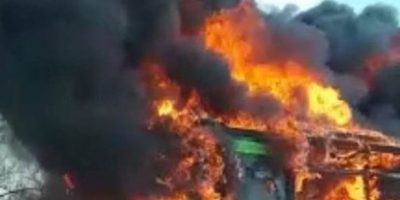Terrore sul bus: sequestra 51 bambini e dà fuoc...