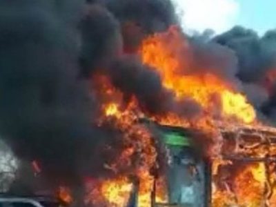 Terrore sul bus: sequestra 51 bambini e dà fuoco al mezzo